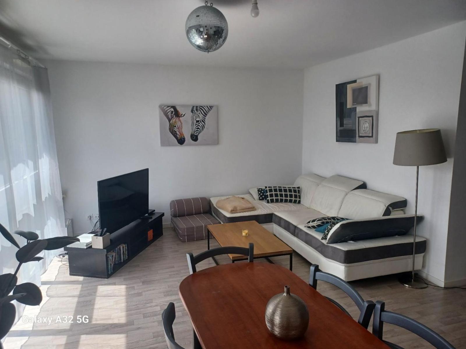 Apartment Appt T3 Cuisine Amenagee Et Equipee Acces Pmr Saint-Malo